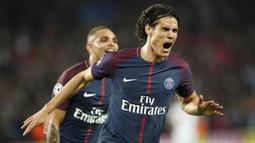 Striker PSG, Edinson Cavani, melakukan selebrasi usai mencetak gol ke gawang Bayern Munchen pada laga Liga Champions di Stadion Parc des Princes, Kamis, Rabu (27/9/2017). PSG menang 3-0 atas Bayern Munchen. (AP/Christophe Ena)