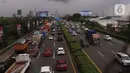 Sejumlah truk melintasi ruas jalan tol Tangerang-Jakarta, Kota Tangerang, Banten, Rabu (2/3/2022). Apindo mengatakan penerapan kebijakan bebas truk kelebihan muatan (over dimension overload/ODOL) akan sulit dilaksanakan pada 2023 karena ekonomi terpuruk akibat covid-19. (Liputan6.com/Angga Yuniar)