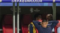 Kylian Mbappe hanya duduk di bangku cadangan saat Timnas Prancis bermain 0-0 kontra Timnas Belanda pada laga kedua Grup D Euro 2024 di Leipzig Stadium, Leipzig, Sabtu (22/6/2024) dini hari WIB. (AP Photo/Ariel Schalit)
