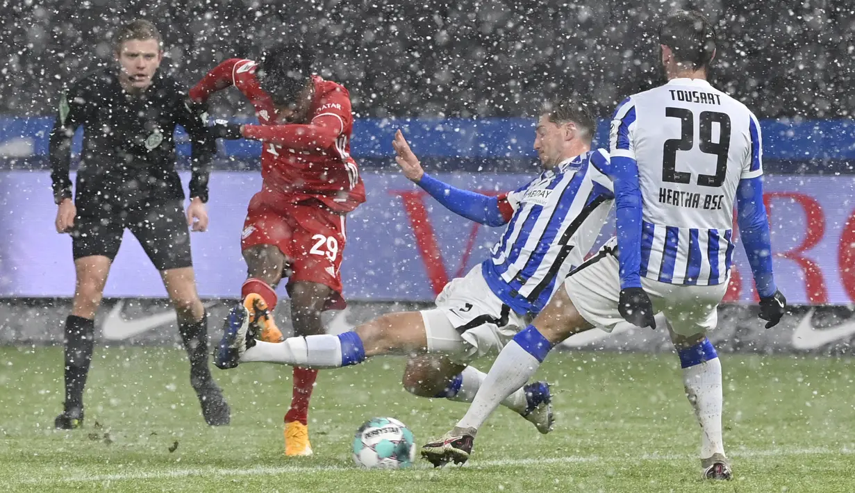 Gol semata wayang Bayern Muenchen diciptakan oleh Kingsley Coman yang mendapat ruang tembak cukup terbuka dari luar kotak penalti. (Foto: AP/Pool/John MacDougall)