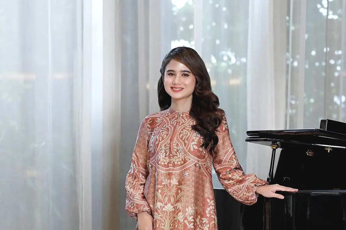 8 Inspirasi Baju Lebaran Satin dari Mikha Tambayong hingga Raline Shah