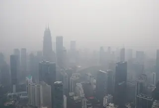 Pemandangan saat kabut asap menyelimuti Kuala Lumpur, Malaysia, Rabu (18/9/2019). Kebakaran hutan Indonesia menyebarkan kabut asap hingga Malaysia dan Singapura. Menurut BMKG, kabut asap akibat kebakaran hutan di Indonesia terbawa angin ke Malaysia dan Singapura. (AP Photo/Vincent Thian)