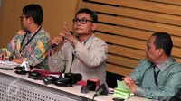 Pimpinan KPK, Johan Budi (tengah) saat menggelar preskon terkait OTT di Serpong, Jakarta, Rabu (2/12/2015). KPK mengamankan uang sebesar USD 11 ribu dan Rp60 juta dalam OTT tersebut. (Liputan6.com/Helmi Afandi)