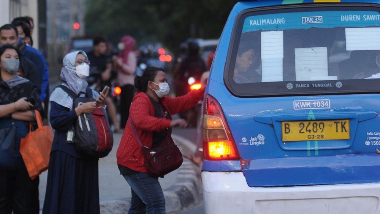Para penumpang terlihat menaiki angkutan umum tersebut yang beroperasi dengan jurusan dari Duren Sawit menuju ke Kalimalang atau sebaliknya. Foto: merdeka.com / Imam Buhori