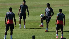 Para pemain timnas Peru menghadiri sesi latihan menjelang perebutan juara ketiga Copa America 2021 melawan Kolombia, di Brasilia, Brasil, Kamis (8/7/2021). Laga Kolombia vs Peru akan digelar di Stadion Nasional, Sabtu, 10 Juli pada pukul 07.00 WIB. (EVARISTO SA / AFP)