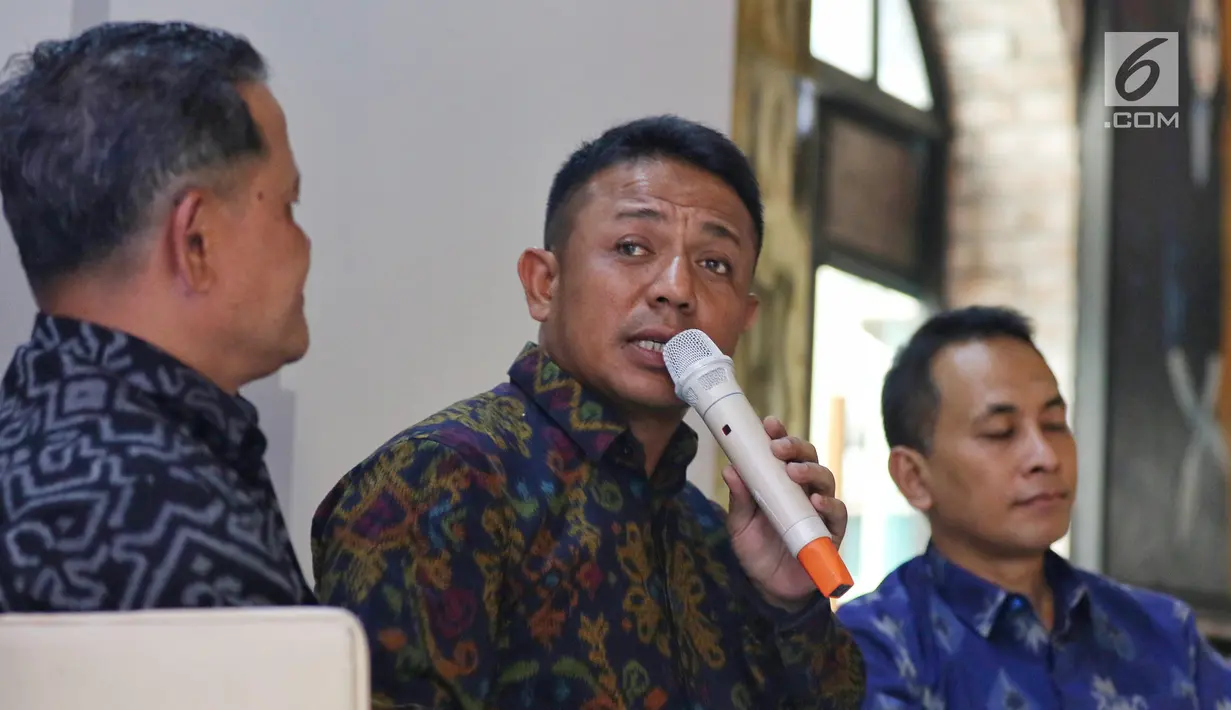 Dirut PT Pelabuhan Tanjung Priok atau PTP Multipurpose Imanuddin (tengah) memberi keterangan pers di Jakarta, Jumat (3/5/2019). PTP akan fokus mengembangkan operator pelabuhan multipurpose jangkauan bisnis di berbagai wilayah Indonesia hingga ke luar negeri. (Liputan6.com/JohanTallo)