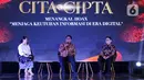 Direktur Pemberdayaan Informatika Kementerian Komunikasi dan Informatika, Slamet Santoso bersama Yosi Mokalu selaku penyanyi, song writer, dan content creator menjadi pembicara dalam diskusi menangkal hoax pada acara Liputan6 x Fimela Cipta & Cipta di Hotel Shangri La, Jakarta, Rabu (31/7/2024). (Liputan6.com/Herman Zakharia)