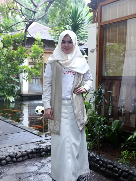 "Apalagi di film ini banyak belajar, aku banyak belajar juga, aku harus baca Alquran ya, dan ceritanya yang harus paham Alquran," tutur Sivia. (Nurwahyunan/Bintang.com)