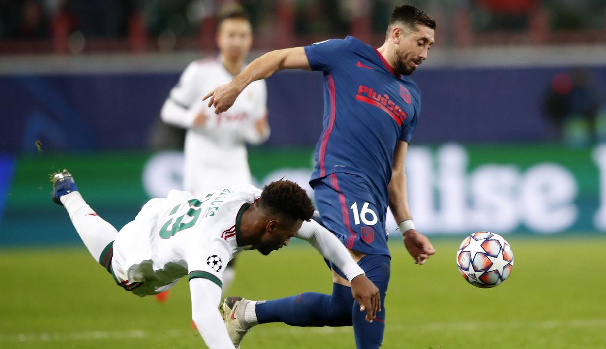 Gelandang Atletico Madrid, Hector Herrera, berebut bola dengan penyerang Lokomotiv Moscow, Ze Luis, pada laga lanjutan Liga Champions 2020/2021di Stadion Lokomotiv, Rabu (4/11/2020) dini hari WIB. Atletico Madrid bermain imbang 1-1 melawan Lokomotiv Moscow. (AFP/Maxim Shemetov/pool)
