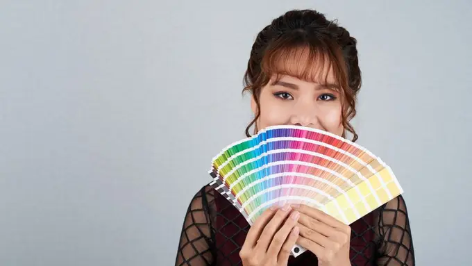 Seorang perempuan dengan palet warna (Foto Dok: Freepik/pressfoto)