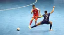 Pemain Timnas Futsal Indonesia, Dewa Rizki mencoba melewati pemain Belanda pada laga lanjutan Four Nations Cup 2025 yang bergulir di Hall Basket Senayan, Jakarta, pada Sabtu (20/9/2025).