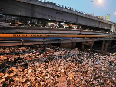 Sejumlah sungai dan kali di Jakarta masih menjadi lokasi sebagian warga untuk membuang sampah. Tampak, tumpukan sampah memenuhi kali Roxy, Jakarta, (9/8/2014). (Liputan6.com/Johan Tallo)