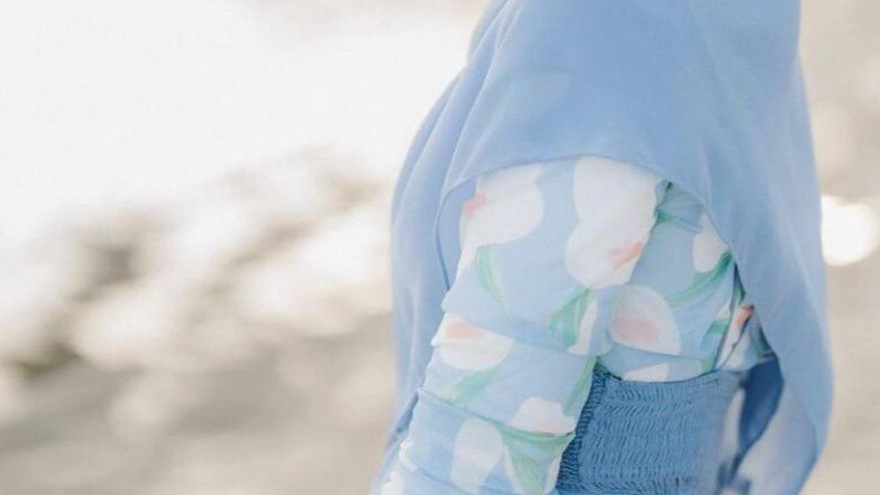 Inara Rusli Tetap Cantik saat Pergi Pantai Pakai Hijab Syari