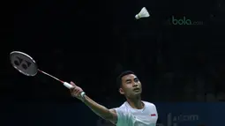 Tommy Sugiarto mengembalikan kok ke arah lawannya Khosit Phetpradab pada babak pertama tunggal putra Indonesia Open 2018 di Istora Senayan, Jakarta, (4/6/2018). Tommy menang 20-22 21-10 21-16.  (Bola.com/Nick Hanoatubun)