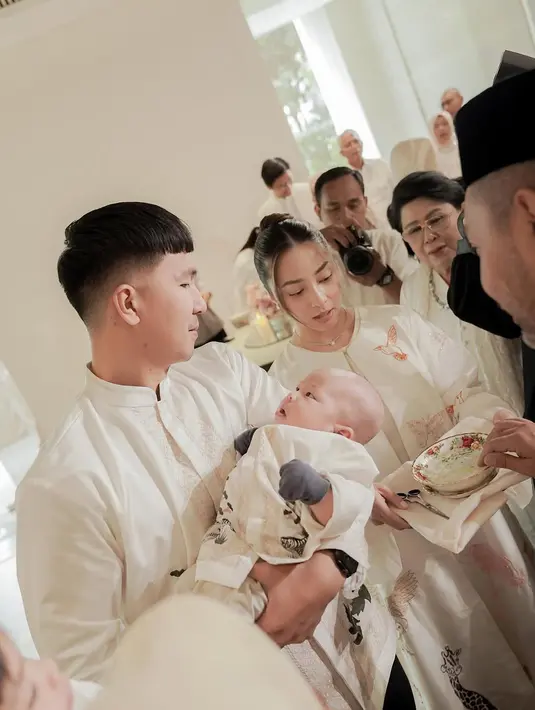 Nikita Willy dan Indra Priawan Djokosoetono baru saja menggelar prosesi akikah untuk anak kedua mereka di The Residences at Dharmawangsa, Jakarta. [@yorafebrina].