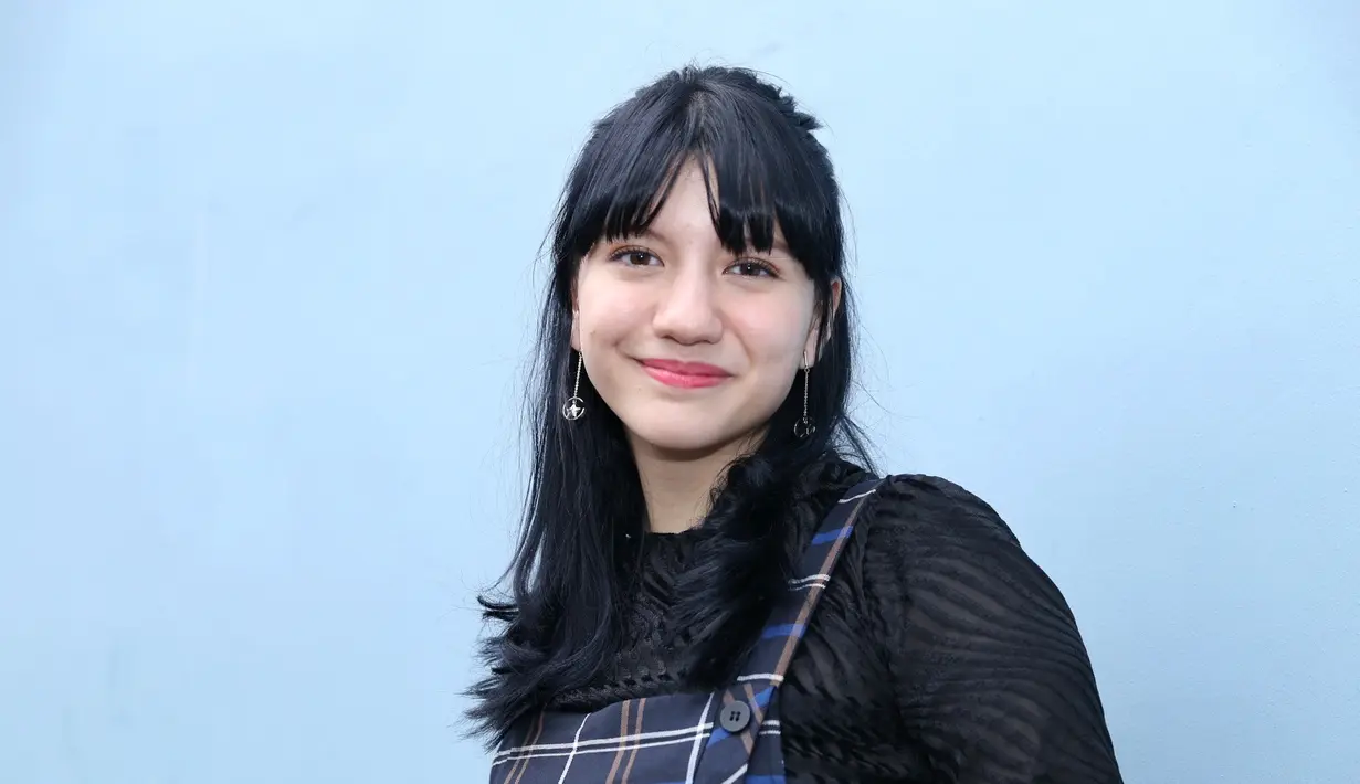 Perempuan 17 tahun itu juga tak mau ambil pusing terkait banyaknya warganet yang mempergunjingkan gaya pacarannya. Apalagi, selama ini, keluarga Cassandra mengaku tak mendapat komplain dari keluarganya. (Nurwahyunan/Bintang.com)