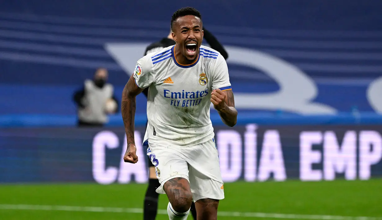 Eder Militao. Bek tengah Brasil ini didatangkan Real Madrid dari FC Porto pada awal musim 2019/2020 saat berusia 21 tahun dengan nilai transfer 50 juta euro atau setara Rp782,7 miliar. Sesuai harapan, ia mampu menggantikan posisi Sergio Ramos dan Raphael Varane yang pergi di awal musim 2021/2022 lalu. Musim 2021/2022 lalu ia total tampil dalam 50 laga di semua ajang dengan torehan 2 gol dan 3 assist dan sukses mempersembahkan gelar Liga Spanyol dan Liga Champions. (AFP/Pierre-Philippe Marcou)