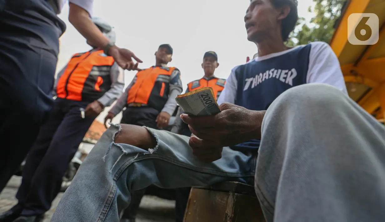 Tindak tegas yang dilakukan Dinas  Perhubungan (Dishub) DKI Jakarta bersama tim gabungan ini diharapkan bisa memberikan efek jera para juru parkir yang ada di Jakarta. (Liputan6.com/Angga Yuniar)