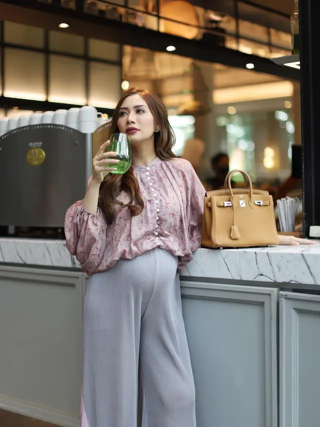 Hamil Anak Ketiga, Ini 6 Potret Delta Hesti Pamer Baby Bump. (Sumber: Instagram/deltahesti)
