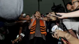 Mantan M‎enteri Agama Suryadharma Ali, berkomentar singkat usai menjalani pemeriksaan perdana usai penetapannya menjadi tahanan di Gedung KPK, Jakarta, Rabu (15/4/2015). (Liputan6.com/Andrian M Tunay)