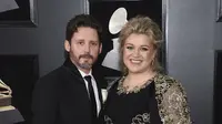 Kelly Clarkson dan Brandon Blackstock dalam 60th Grammy Awards. (Photo by Evan Agostini/Invision/AP, File)