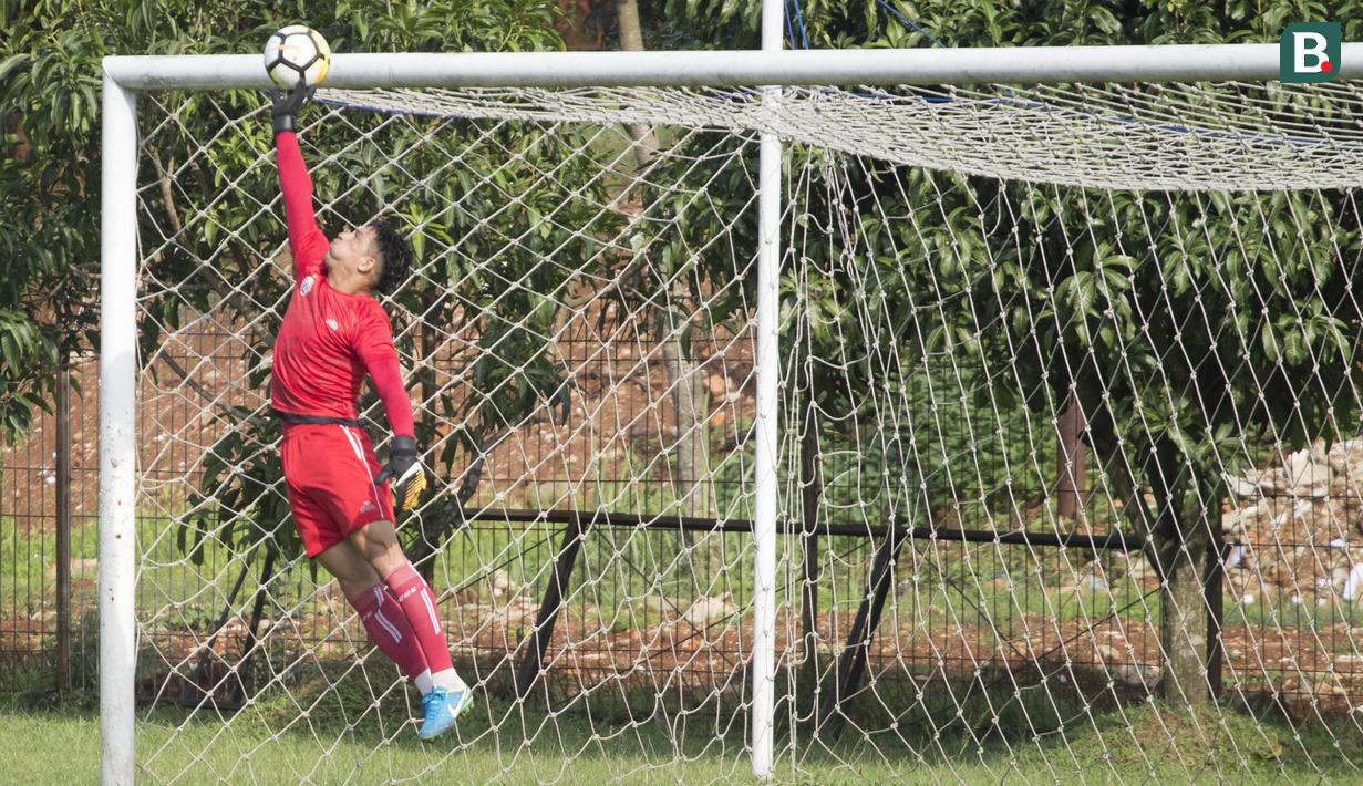 Striker Persija Jakarta, Addison Alves, menjadi kiper saat latihan di Lapangan Sutasoma, Halim, Jakarta, Minggu (25/2/2018). Persija kembali berlatih usai meraih gelar juara Piala Presiden 2018. (Bola.com/Asprilla Dwi Adha)