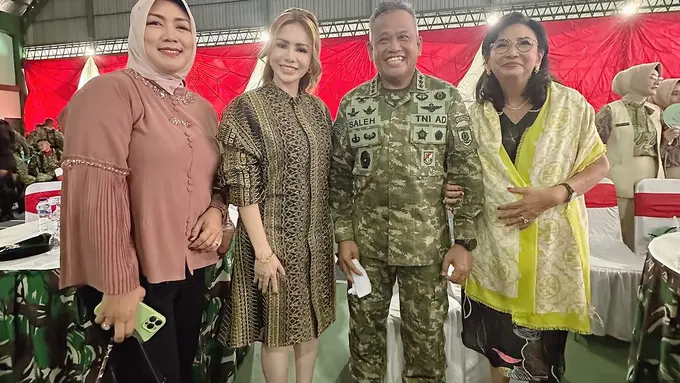 Potret Momo Geisha Tampil Nyanyi di Tengah Pasukan TNI, Foto Bareng para Pejabat