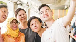  Ron, Ryan dan keluarga mengajak swafoto bersama Halimah Yacob. Pada perbincangan tersebut Ryan sedang menempu kuliah kedokteran di salah satu universitas di Singapura (07/9). (instagram.com/halimahyacob)