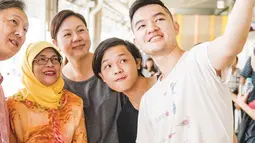  Ron, Ryan dan keluarga mengajak swafoto bersama Halimah Yacob. Pada perbincangan tersebut Ryan sedang menempu kuliah kedokteran di salah satu universitas di Singapura (07/9). (instagram.com/halimahyacob)