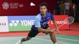 Pebulu tangkis Indonesia, Christian Adinata berusaha mengembalikan kok ke arah pebulu tangkis India, Prannoy HS saat semifinal tunggal putra Malaysia Masters 2023 melawan di Bukit Jalil Axiata Arena, Kuala Lumpur, Malaysia, Sabtu (27/05/2023). Adinata gagal melanjutkan pertandingan karena cedera lutut saat ia tertinggal 17-19. (AP Photo/Kien Huo)