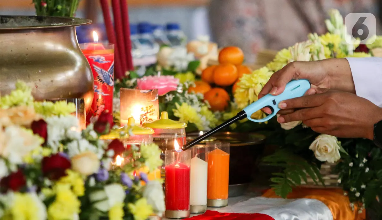 Perayaan Tri Suci Waisak juga menjadi simbol toleransi dan kerukunan antarumat beragama di Indonesia. (Liputan6.com/Herman Zakharia)