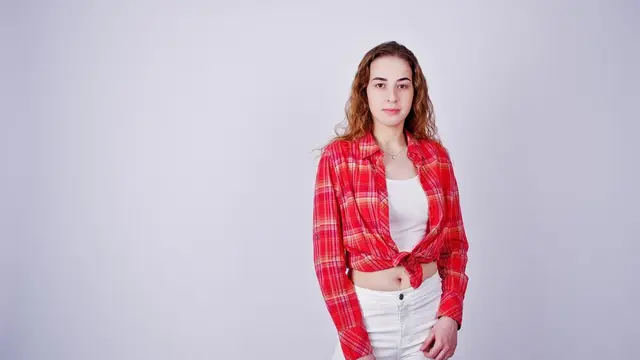 perpaduan kemeja flannel dan crop top