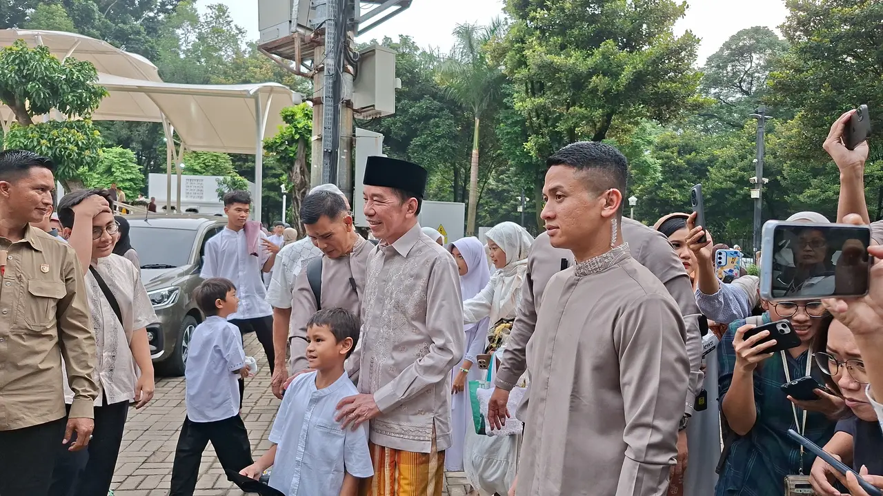 Presiden ke-7 Republik Indonesia, Joko Widodo atau Jokowi, menghadiri Salat Idulfitri 1447 H di Masjid Al-Bina Gelora Bung Karno (GBK), Sabtu (21/3/2026) (Liputan6.com/Rifqy Alief Abiyya)