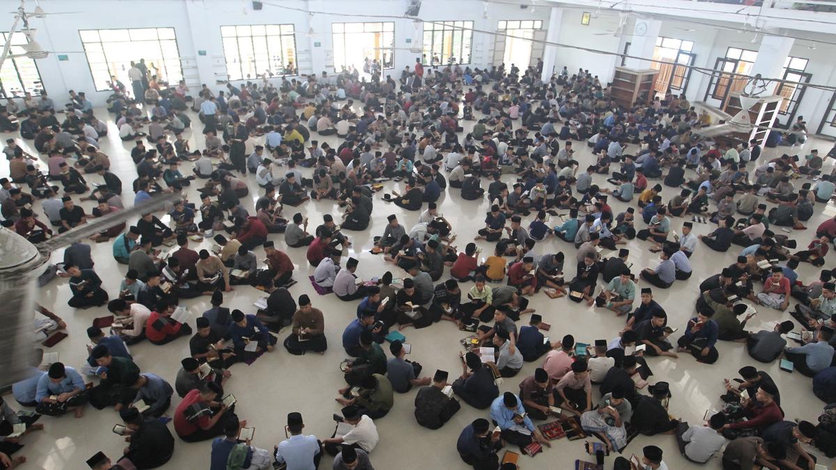 Tradisi Unik Ramadan, Santri Pesantren Ar-Raudlatul Hasanah Medan Baca Al-Qur'an dengan Formasi Melingkar