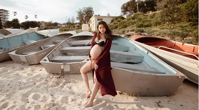 Acha Septriasa jalani pemotretan maternity bersama Acha Sinaga. (Instagram/achasinaga)