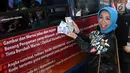 Deputi Gubernur BI Rosmaya Hadi menunjukkan uang pecahan saat mengunjungi pelayanan penukaran uang di Monas, Jakarta, Rabu (23/5). Penukaran uang salah satu upaya BI untuk memenuhi kebutuhan uang pecahan jelang Idul Fitri. (Liputan6.com/Arya Manggala)