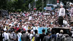 Seorang peserta aksi berorasi di depan ribuan massa yang tergabung dalam aliansi ormas dan umat Islam Jabodetabek menggelar aksi unjuk rasa di Pintu Barat Monas, Jakarta, Selasa (18/7). (Liputan6.com/Faizal Fanani)