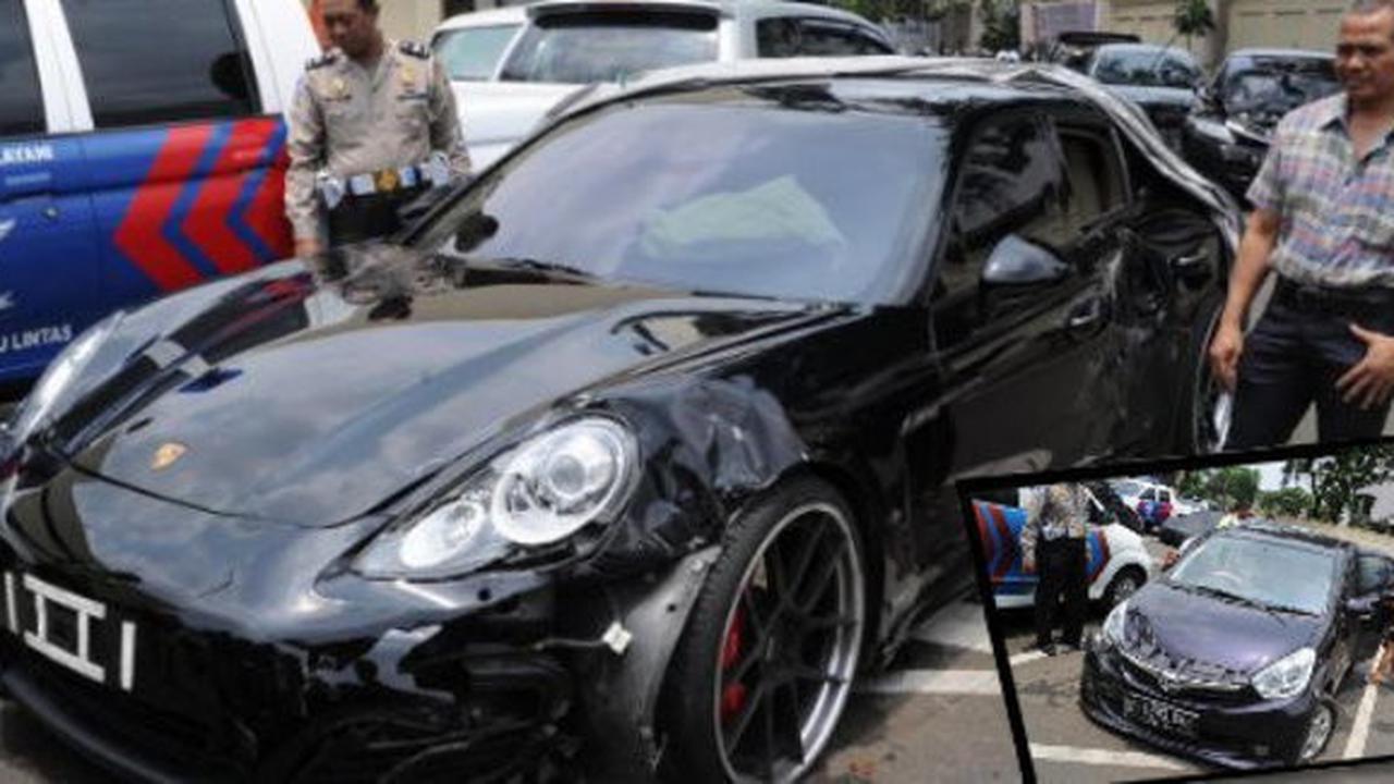 Porsche Panamera vs Daihatsu Sirion