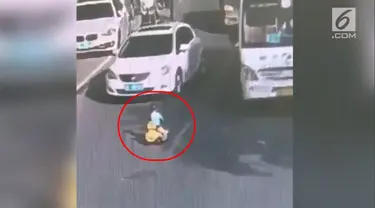 Akibat kelalaian sang ibu, seorang balita di China, main di jalan raya dan nyaris terlindas mobil.