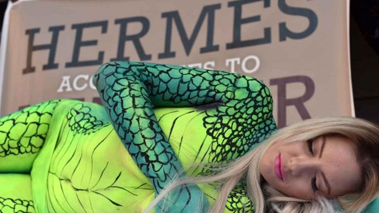 Model seksi Australia ini nekat beraksi bugil di depan toko Hermes
