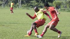 Pemain Persija, Pacho Kenmogne, berusaha melewati Gunawan Dwi Cahyo, saat latihan di Lapangan Sawangan, Depok, Jawa Barat, Senin (7/12/2015). Setelah sempat cedera ringan, kini Pacho sudah kembali fit. (Bola.com/Vitalis Yogi Trisna) 
