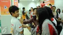 Petembak Junior Indonesia, I Kadek Rico V (kiri) disambut rekan setimnya usai memastikan meraih emas 10m Air Pistol Men Junior Kejuaraan Menembak ASEAN di Jakarta, Rabu (25/11/2015). (Liputan6.com/Helmi Fithriansyah)