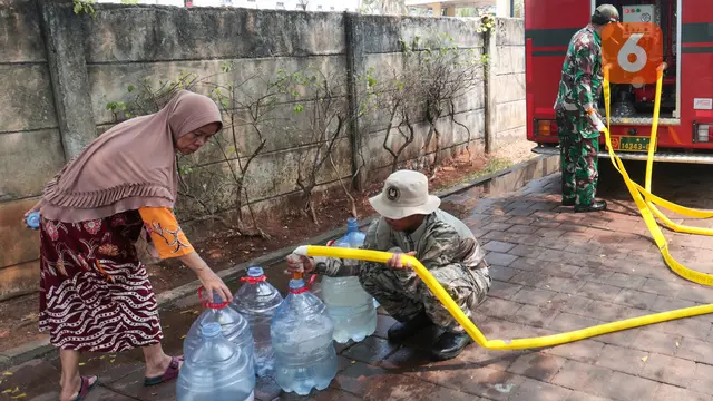 Warga Lenteng Agung Antre Air Bersih di Tengah Kekeringan
