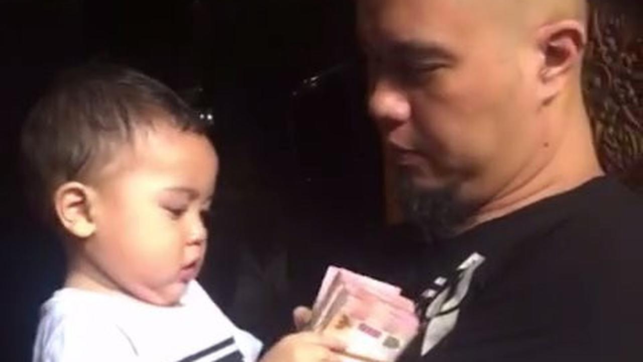 Mulan Jameela Unggah Video Kenangan Saat Muhammad Ali Masih Kecil, Nangis Digendongan Ahmad Dhani - Langsung Diam Diberi Beberapa Gepok Uang