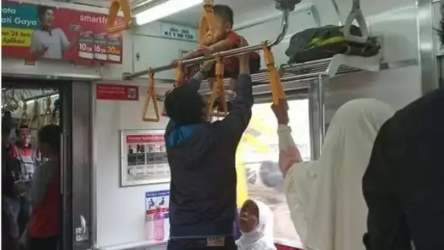 7 Aksi Kocak Orang Enggak Kebagian Tempat Duduk di Kereta Ini Kreatif Banget