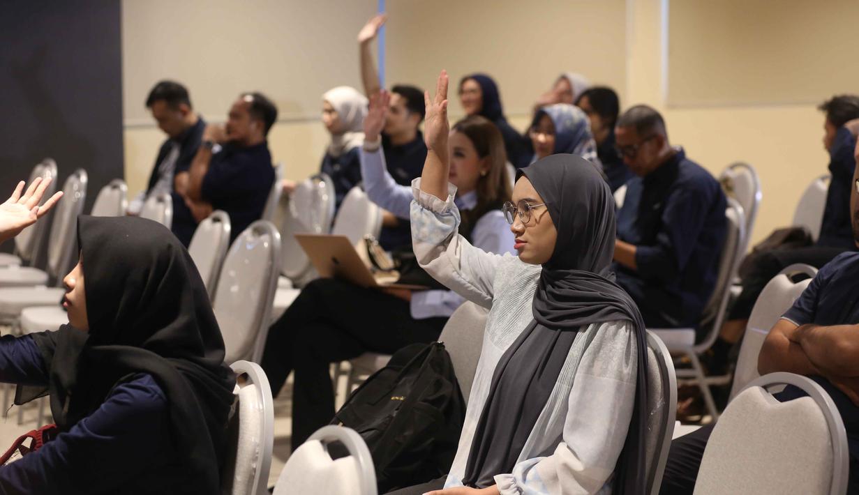 Antusiasme peserta seminar Upstream Force We Are The Energy di Auditorium Lantai 2 Gedung Interdisciplinary Engineering Fakultas Teknik Universitas Indonesia (IDE FTUI), Depok, Jawa Barat, Selasa (4/11/2025). (Liputan6.com/Helmi Fithriansyah)