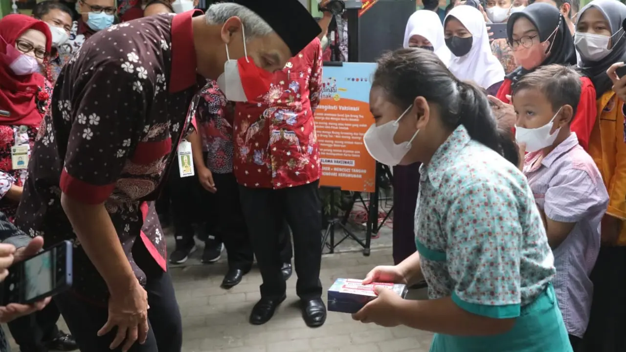 Ganjar Pranowo memberi hadiah handphone siswa SD Kutoharjo yang bisa menjawab pertanyaan seputar Covid-19. (Istimewa)