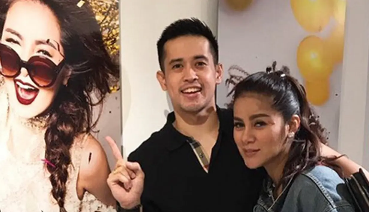 Aufar Hutapea dan Olla Ramlan kini tengah menanti kehadiran anak keduanya. Sebelum menikah dengan Aufar, presenter dan pemeran itu menikah dengan Alex Tian. Sean sendiri merupakan anak Olla Ramlan dari pernikahan pertamanya. (Instagram/ollaramlanaufar)