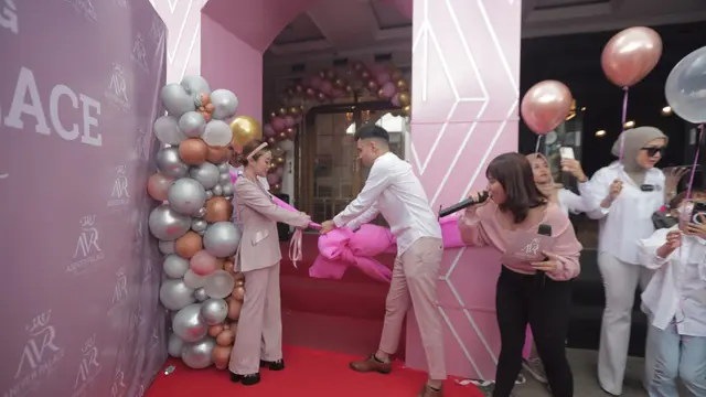 Tasya Revina saat membuka salon kecantikan Aniver Palace Beauty Bar