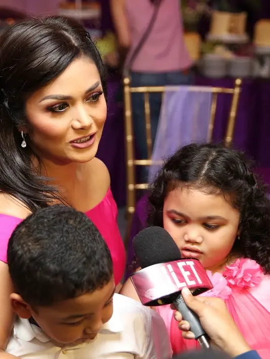 Selain masalah pekerjaan, Krisdayanti juga khawatir dengan usia putrinya yang telah 18 tahun. Usia dimana sedang mencari jatidirinya. Apalagi ada lelaki yang sedang mendekati putrinya. (Bambang E. Ros/Bintang.com)